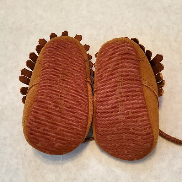 Baby Gap tan soft sole moccasins with fringe detail - Picture 3 of 5